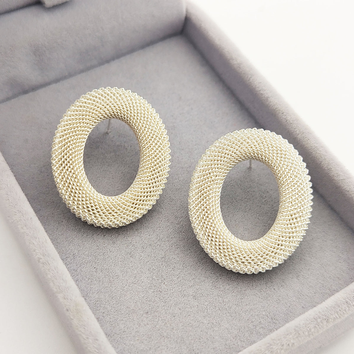 New European and American personality geometric circle earrings metal sense line heavy woven simple stud earrings temperament earrings