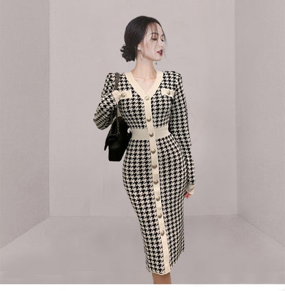 2026 Autumn Korean Style Women's Chic Retro V-Neck Single-Breasted Slim-Fit Houndstooth Knitted Dress 7555