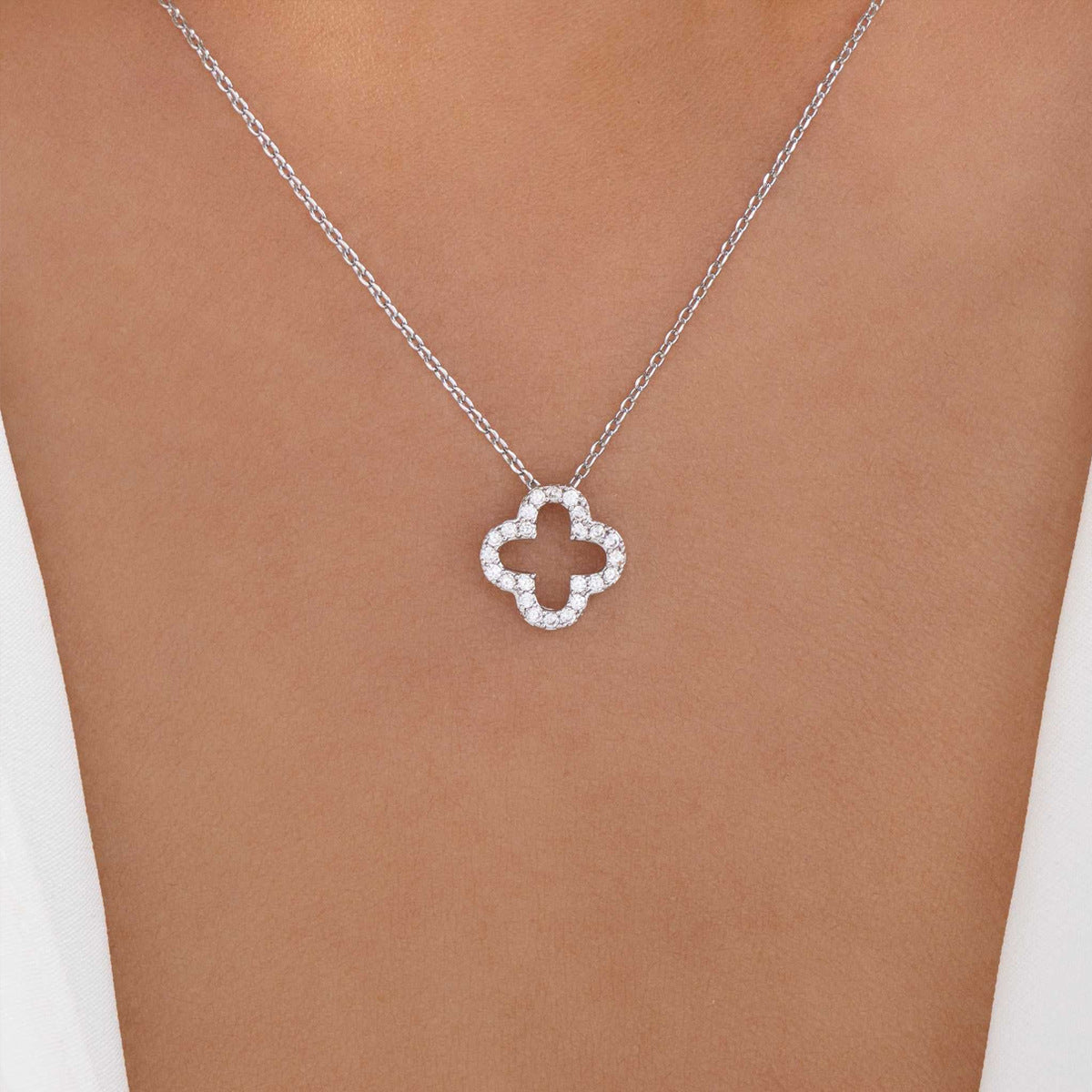 Four-Leaf Clover Necklace Wholesale New Cross-Border Alloy Jewelry Niche High-End Diamond Necklace Pendant Women's Clavicle Chain