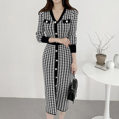 2026 Autumn Korean Style Women's Chic Retro V-Neck Single-Breasted Slim-Fit Houndstooth Knitted Dress 7555